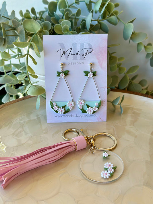Handmade pink and white daisy keyring with pink vegan leather tassel and gold hardware on acrylic base – Mandi P Designs accessory